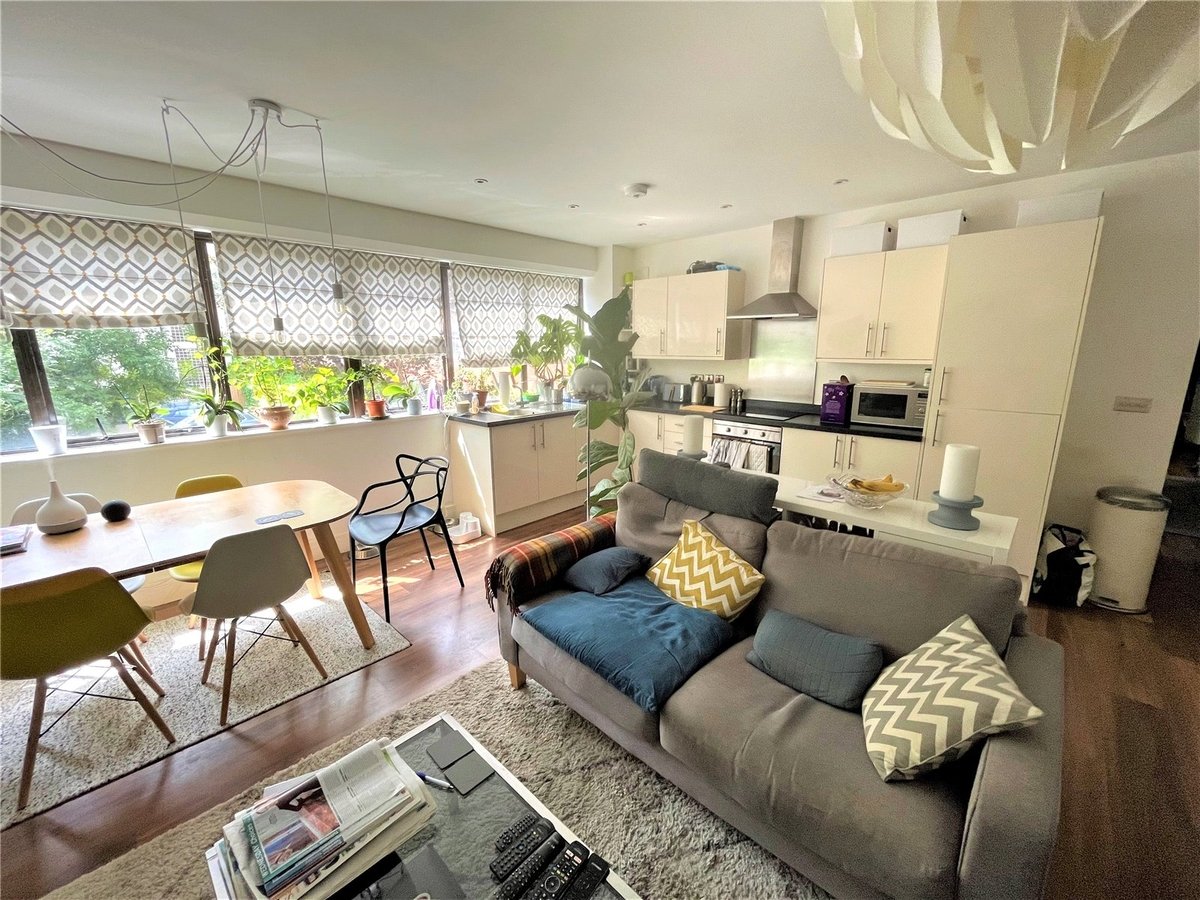 3 bedroom  Flat/Apartment for sale in Aylesbury - Slide 2