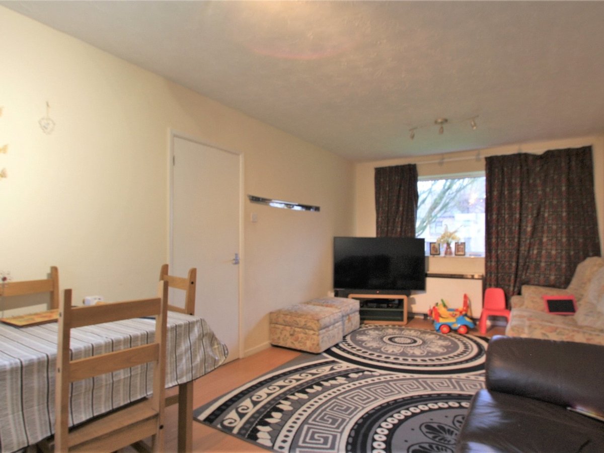 2 bedroom  Flat/Apartment for sale in Brackley - Slide 2
