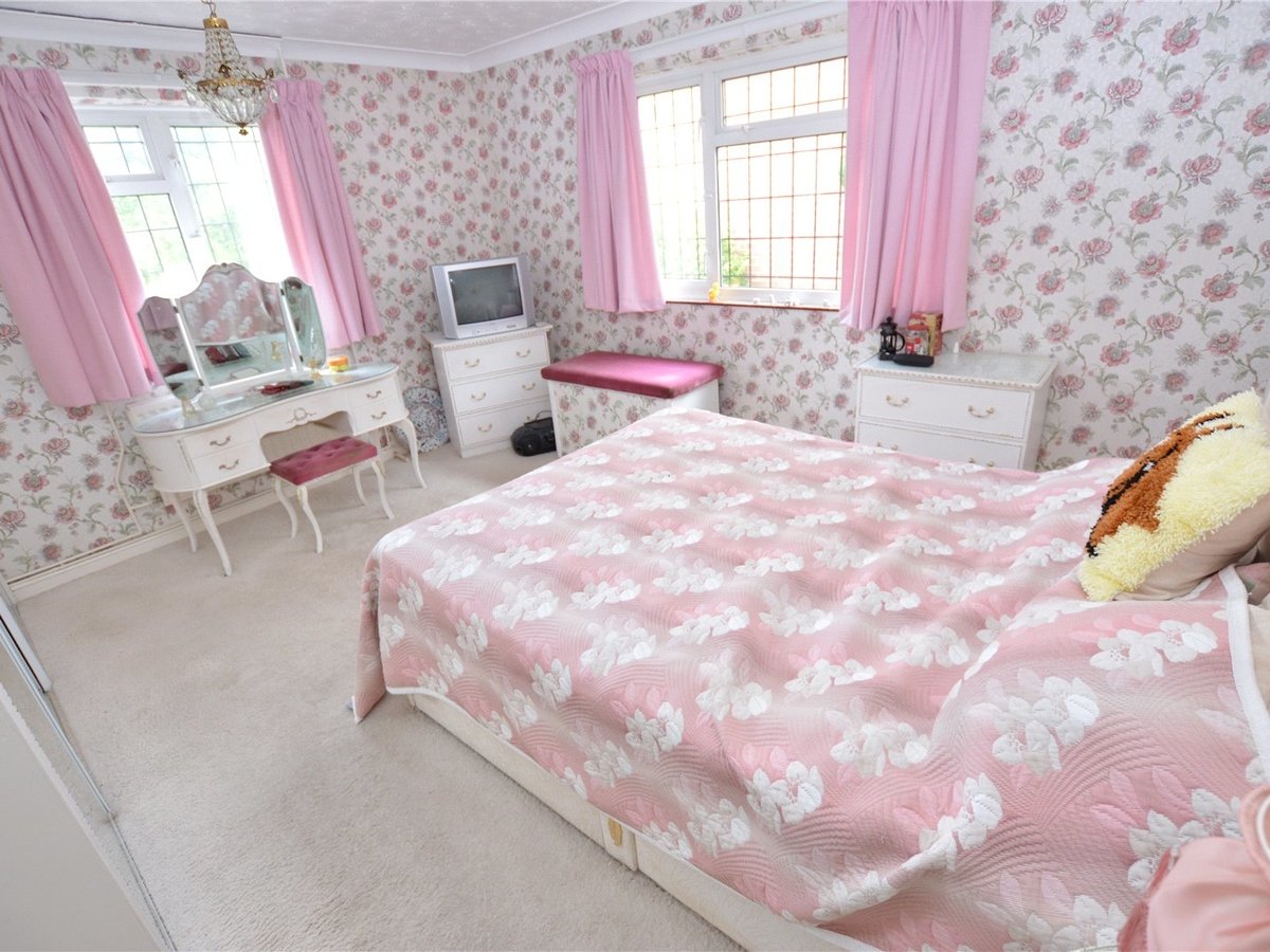 3 bedroom  Bungalow for sale in Dunstable - Slide 5
