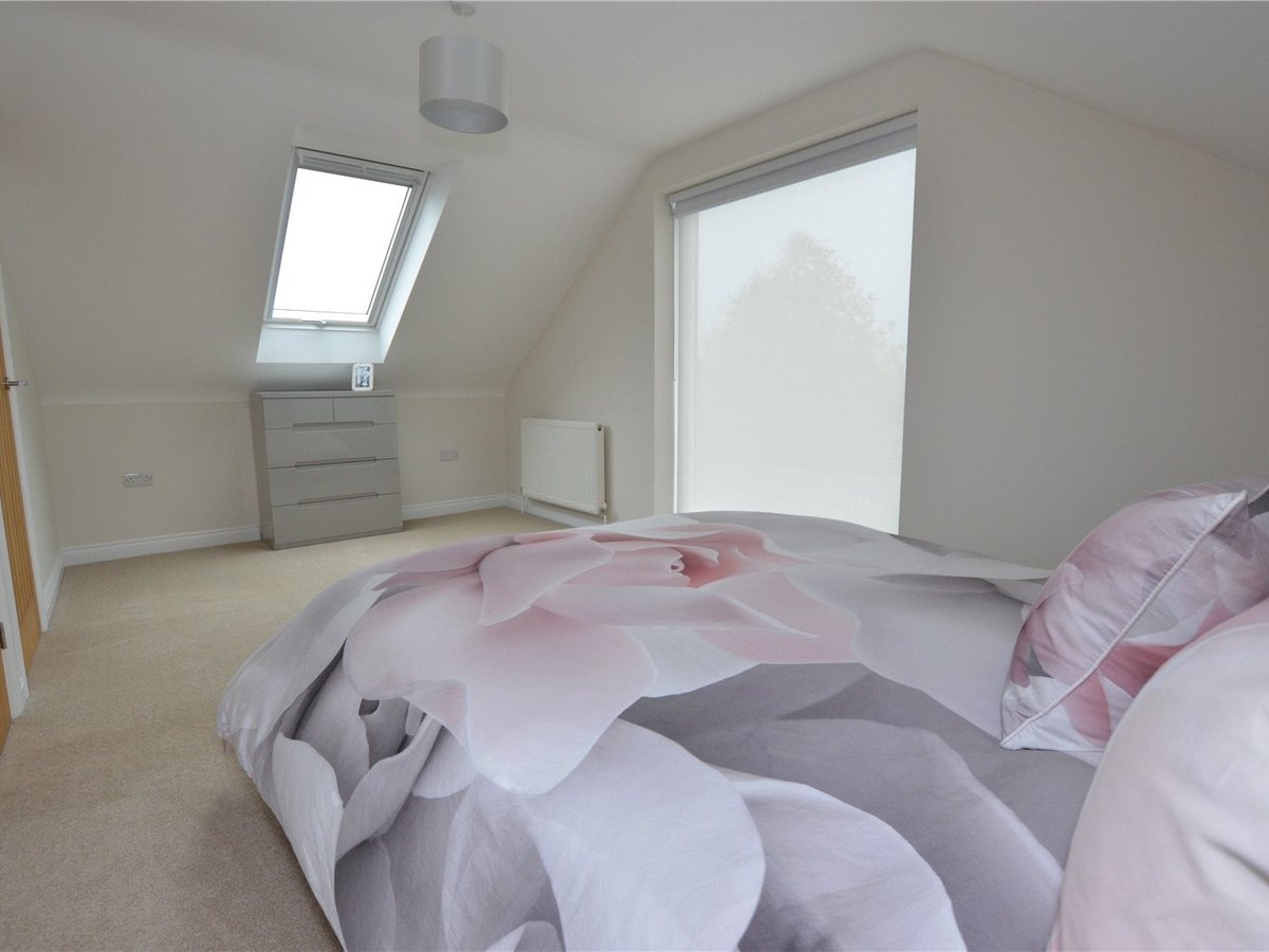4 bedroom  House for sale in Dunstable - Slide 16