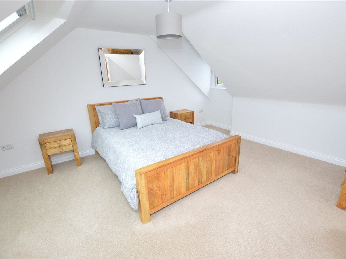 4 bedroom  House for sale in Dunstable - Slide 18