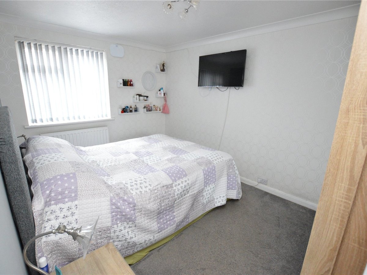 2 bedroom  Bungalow for sale in Luton - Slide 9