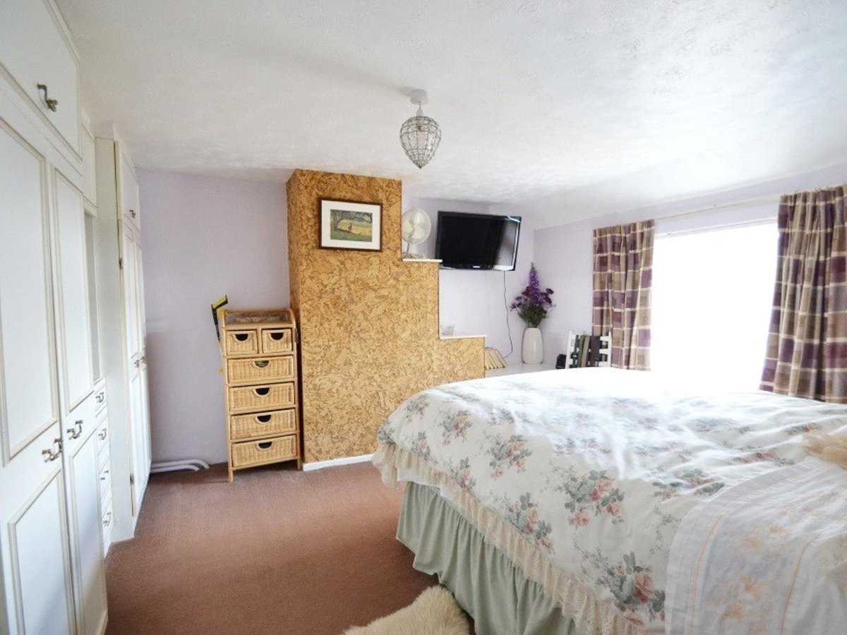 3 bedroom  House for sale in Buckinghamshire - Slide 5